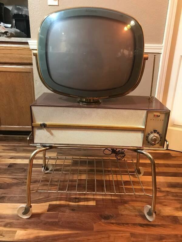 Cool Old School TV's (15 pics)