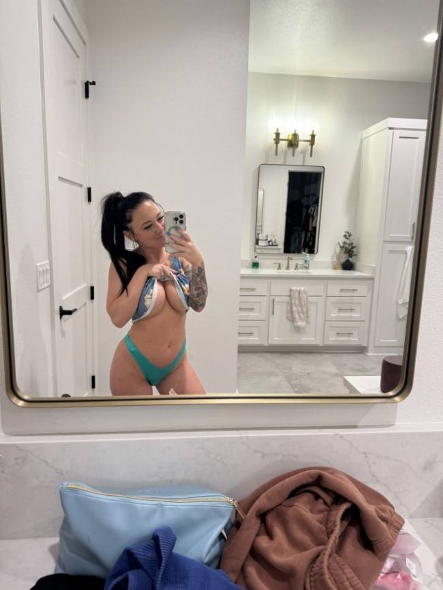 Busty Girls (35 pics)