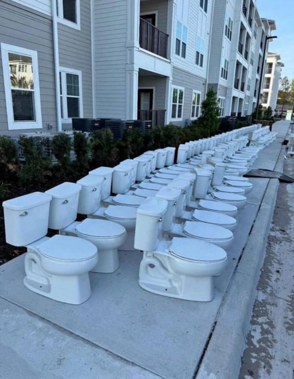 What Is Going On Here? (27 pics)