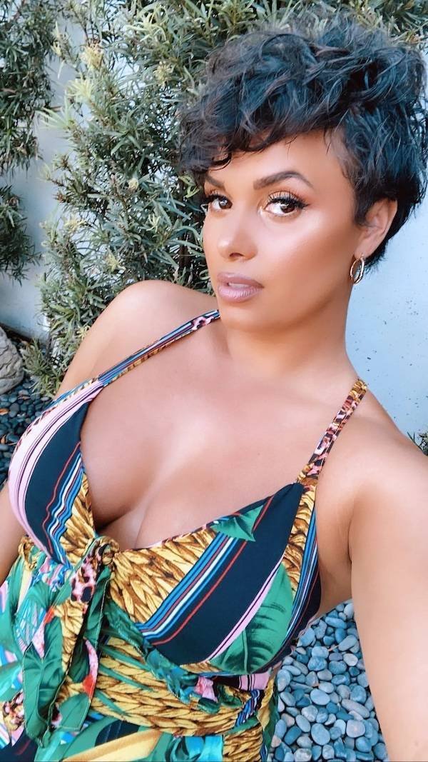 Busty Girls (51 pics)
