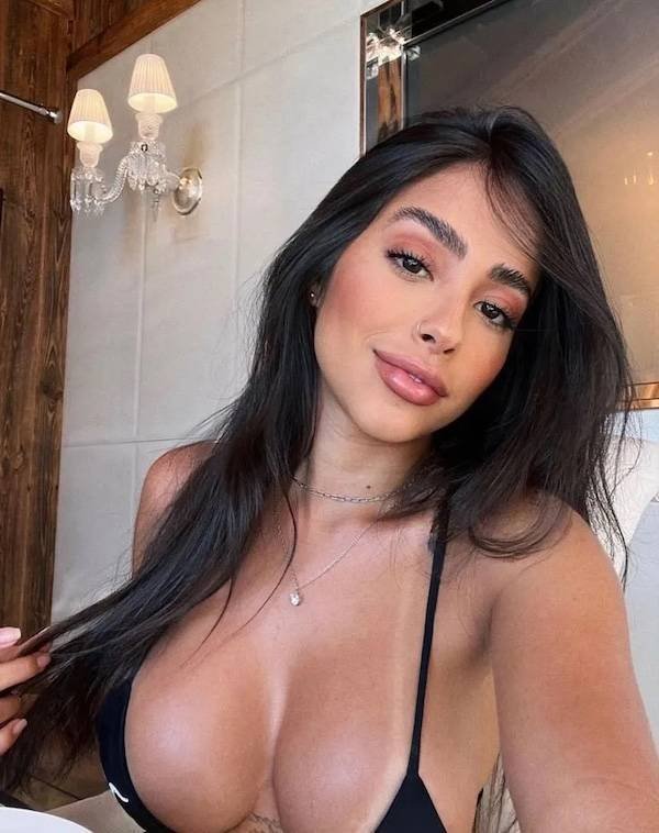Busty Girls (51 pics)