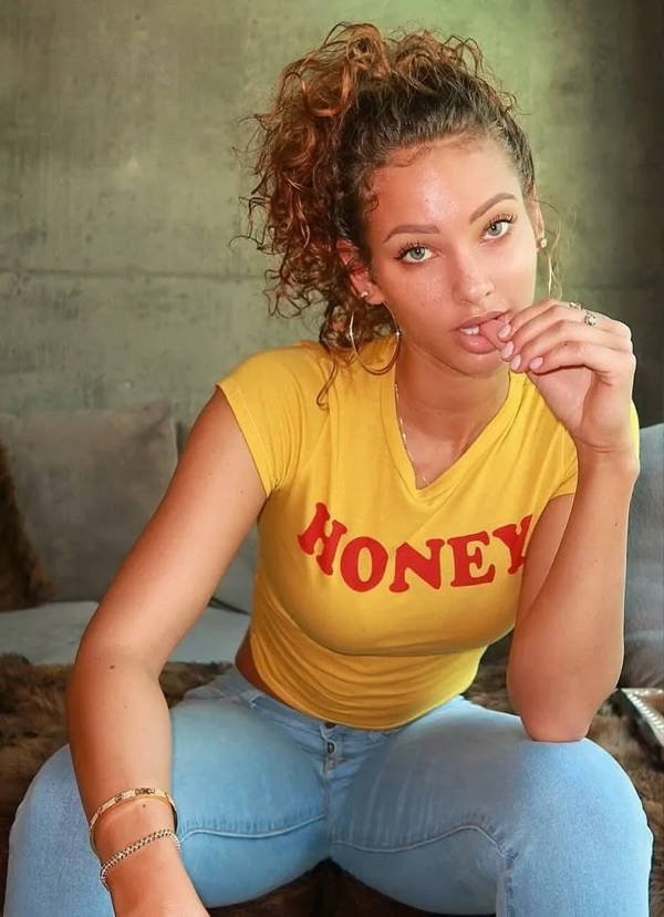 Girls In Jeans (36 pics)