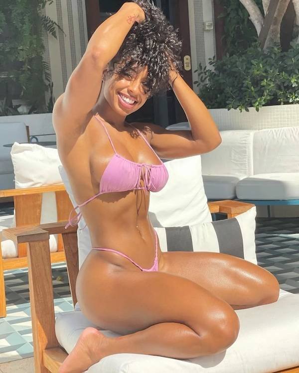 Bikini Girls (49 pics)