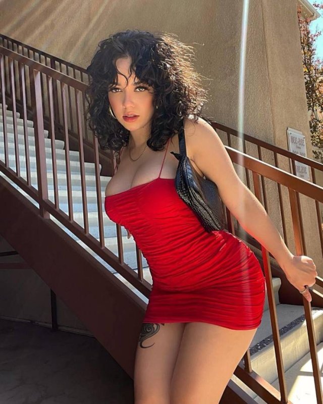 Girls In Red Dresses (29 pics)