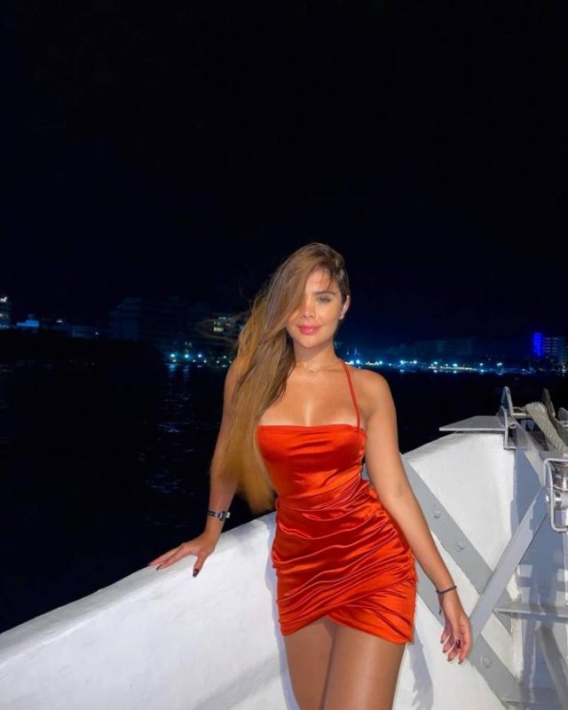 Girls In Red Dresses (29 pics)