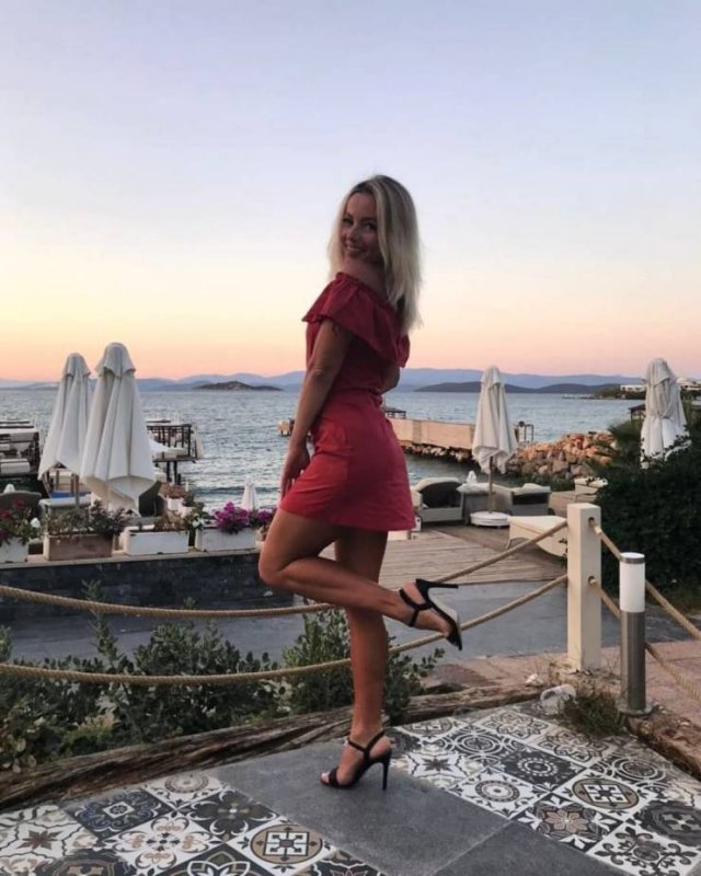 Girls In Red Dresses (29 pics)