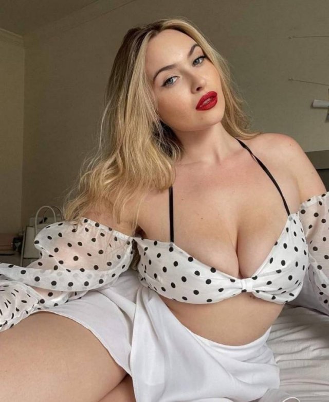 Busty Girls (51 pics)