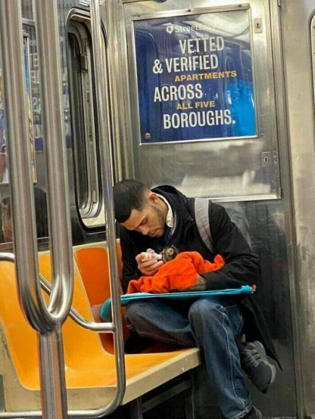 Strange People In The Subway (21 pics)