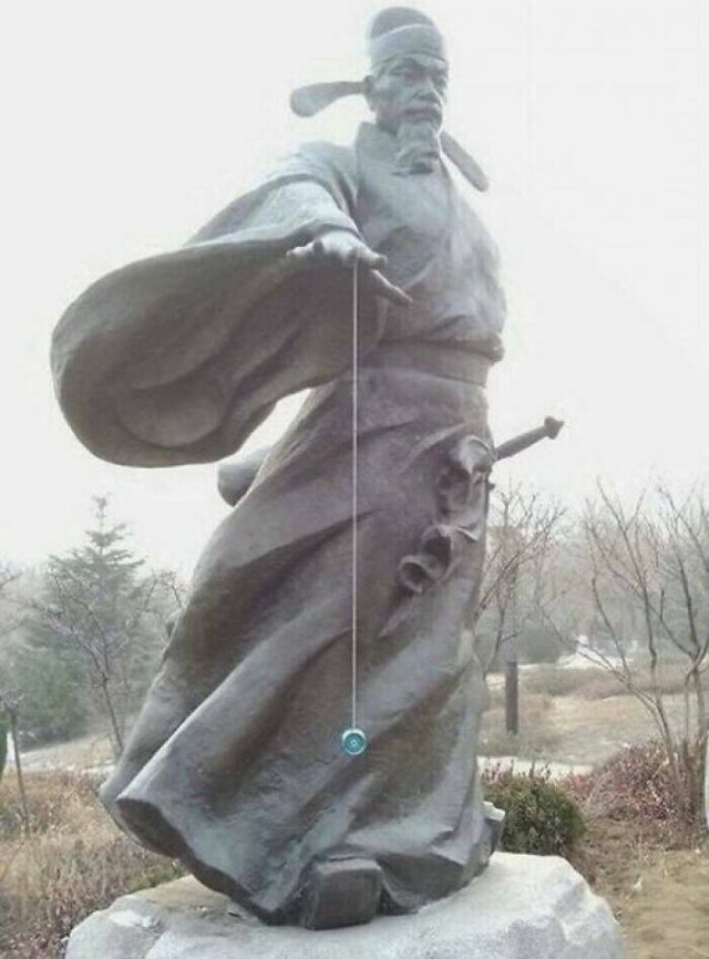 What Is Going On Here? (18 pics)