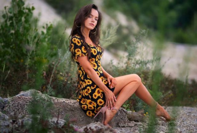 Girls In Dresses (35 pics)
