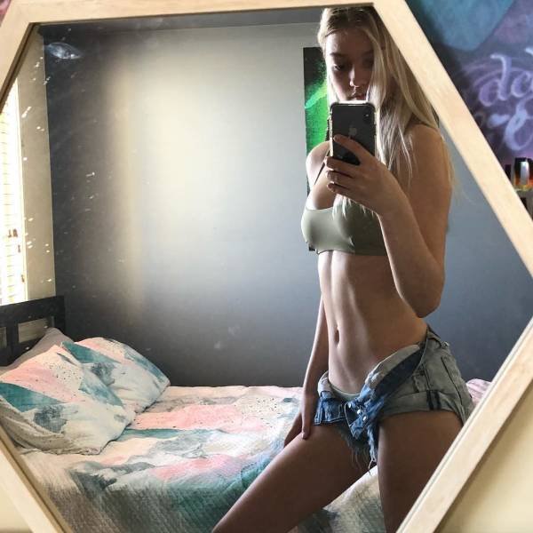 Girls In Shorts (47 pics)