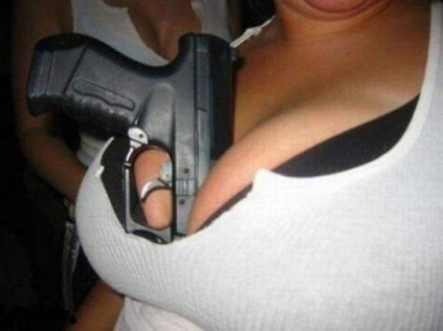 Girls And Guns (40 pics)