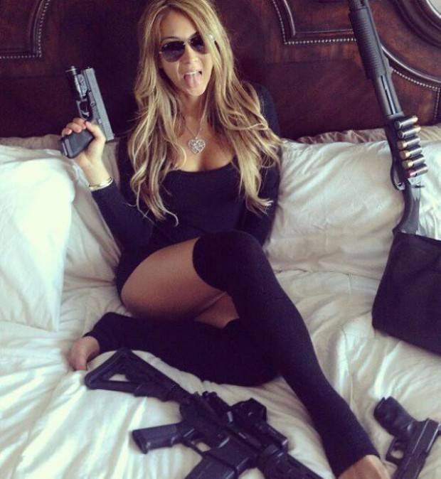 Girls And Guns (40 pics)