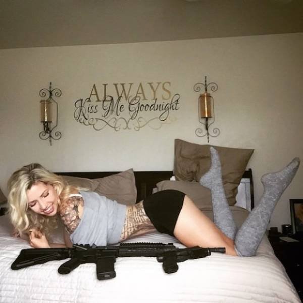 Girls And Guns (40 pics)