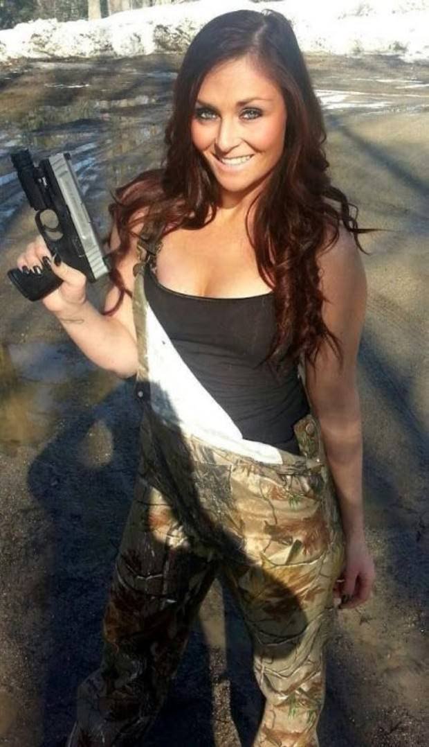 Girls And Guns (40 pics)