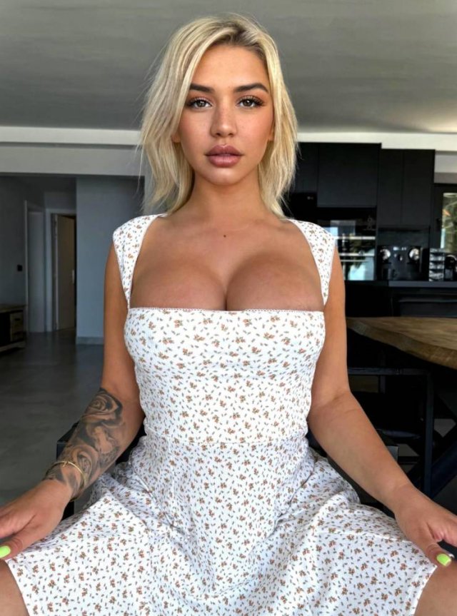 Hot Girls (35 pics)