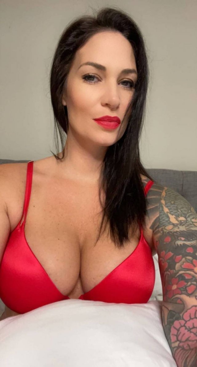 Busty Girls (47 pics)