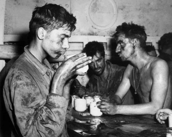 People Share Their Cool Photos From The Past (24 pics)
