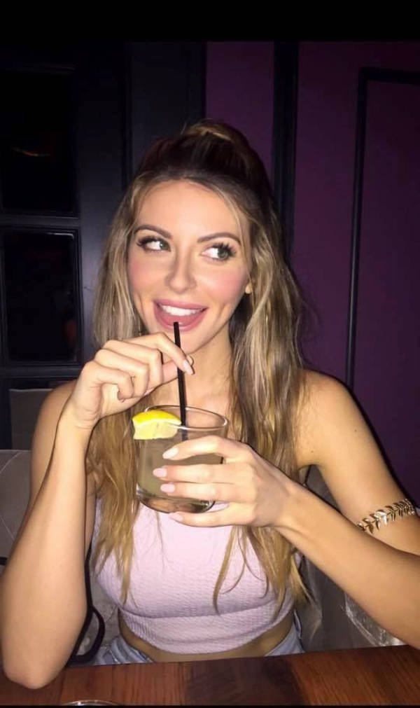 Girls And Drinks (32 pics)