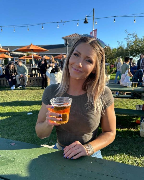 Girls And Drinks (32 pics)