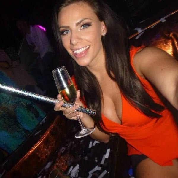 Girls And Drinks (32 pics)