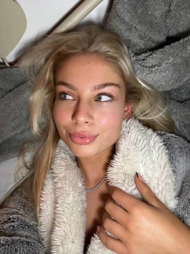 Hot Girls (44 pics)