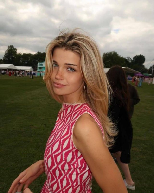 Hot Girls (44 pics)