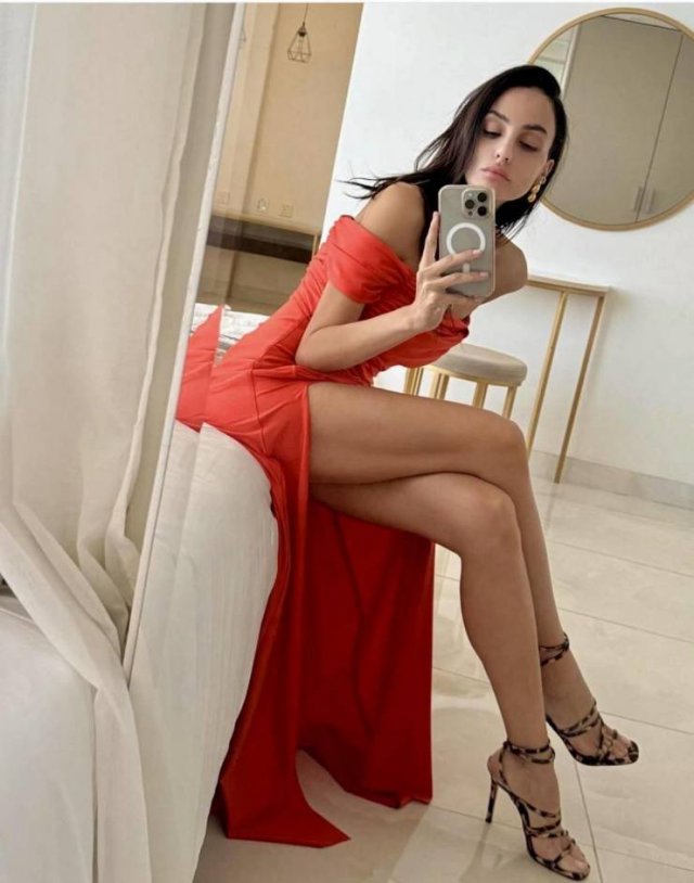 Girls In Dresses (29 pics)