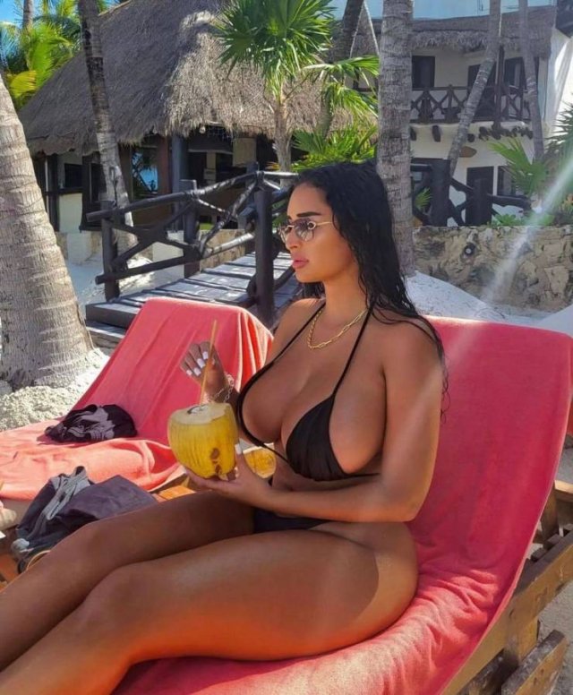 Busty Girls (42 pics)