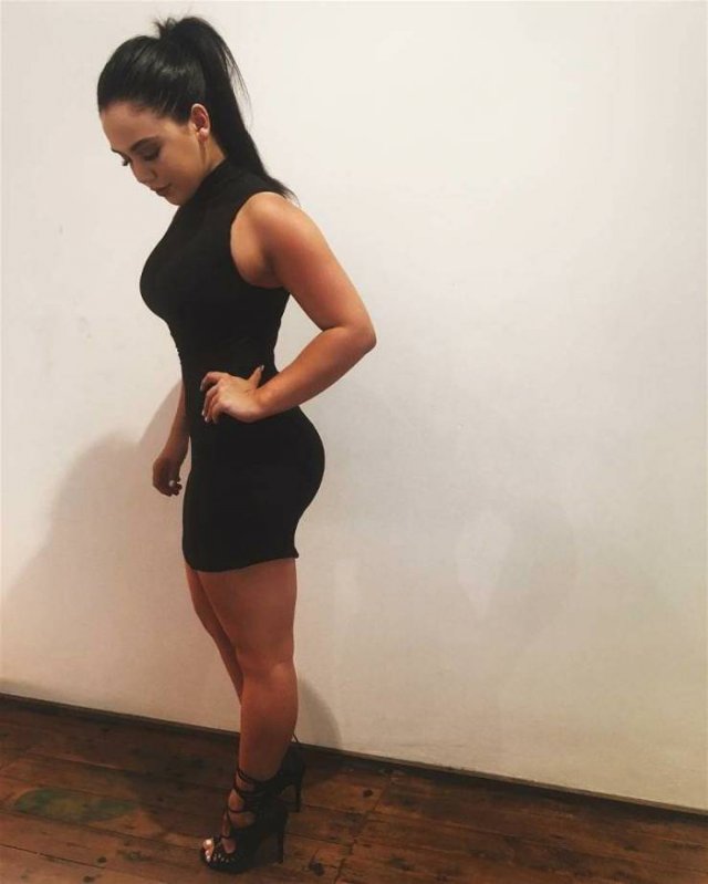 Girls In Dresses (48 pics)
