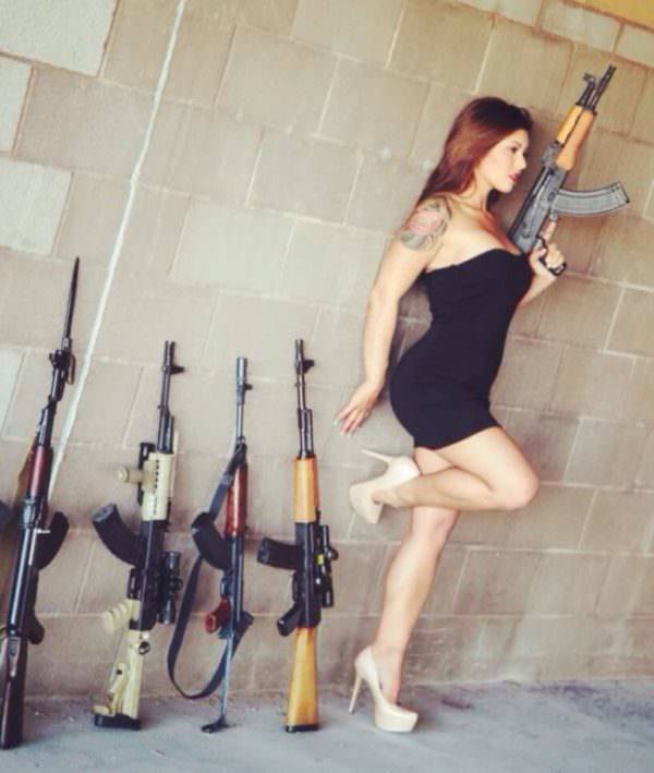 Girls With Guns (41 pics)