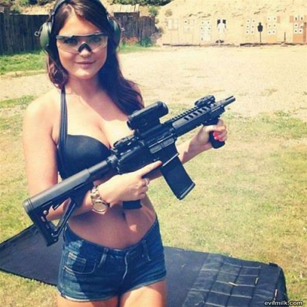 Girls With Guns (41 pics)