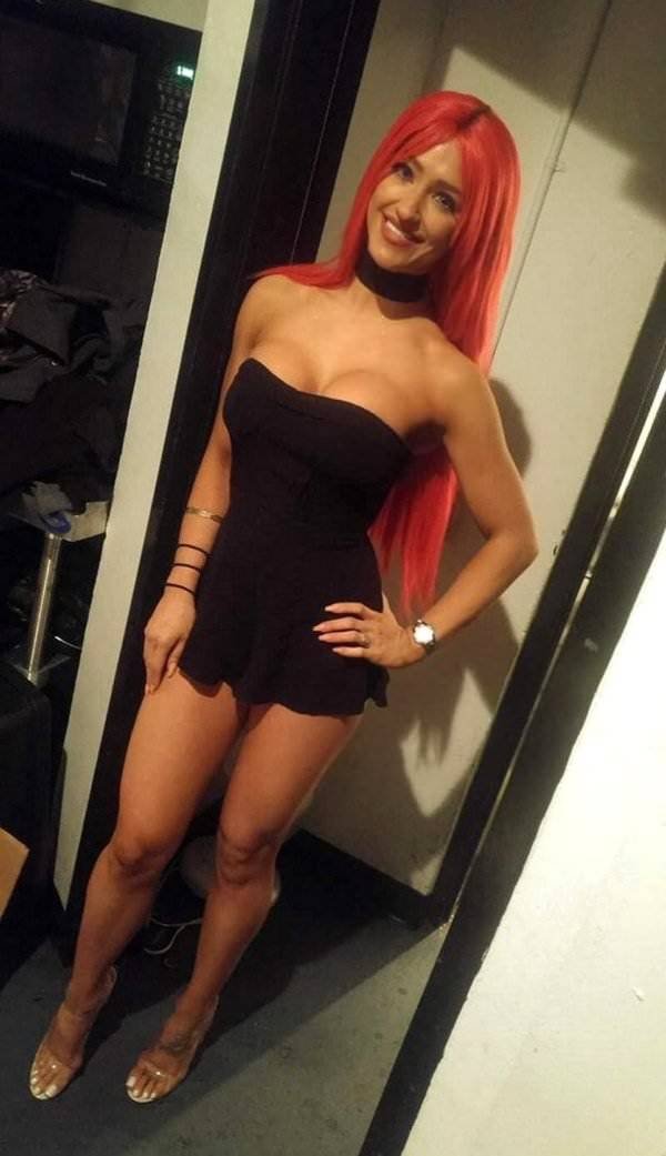 Girls In Dresses (48 pics)