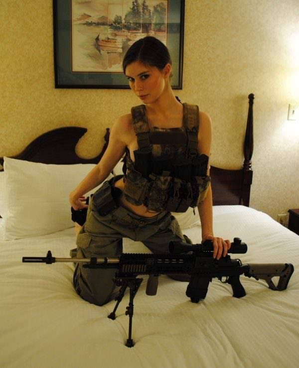 Girls With Guns (41 pics)