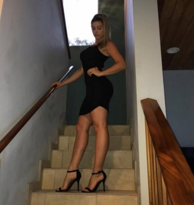 Girls In Dresses (48 pics)