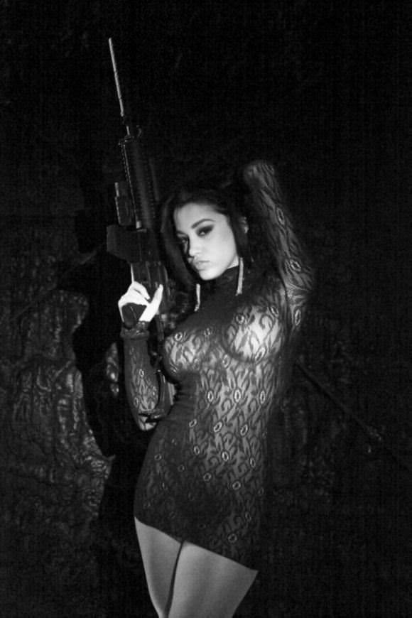 Girls With Guns (41 pics)
