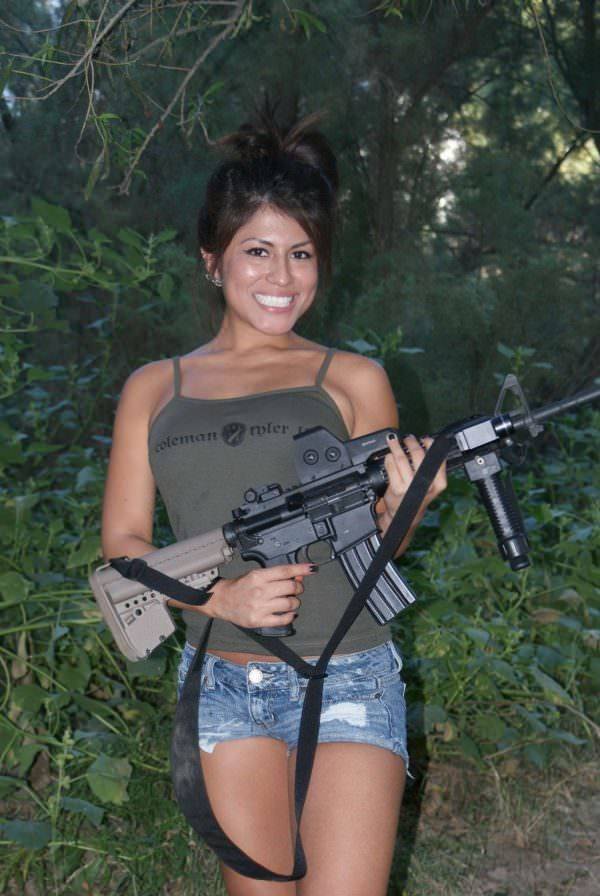Girls With Guns (41 pics)
