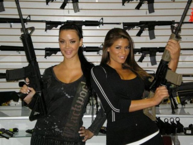Girls With Guns (41 pics)