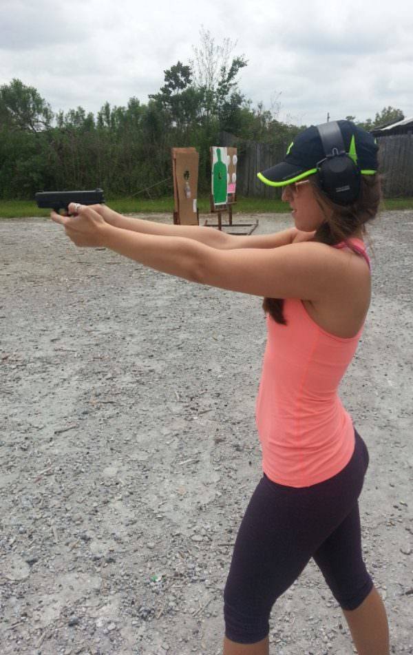 Girls With Guns (41 pics)