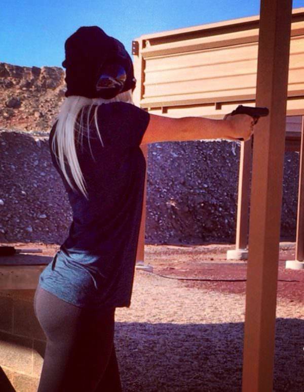 Girls With Guns (41 pics)