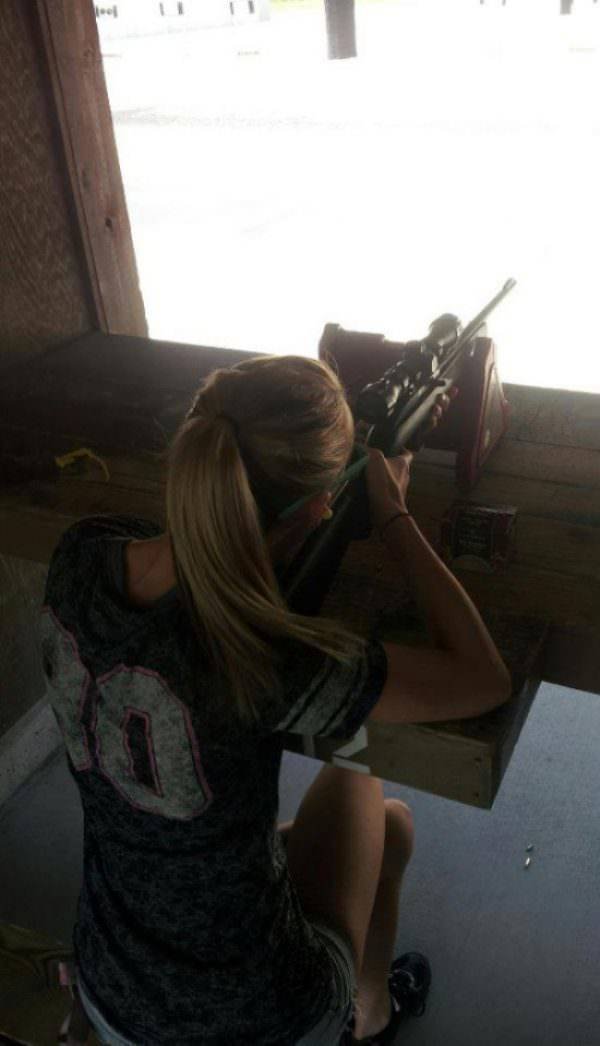 Girls With Guns (41 pics)