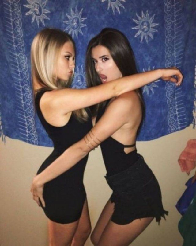 Girls In Dresses (48 pics)
