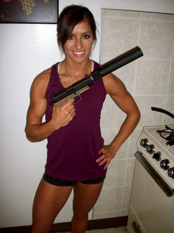 Girls With Guns (41 pics)