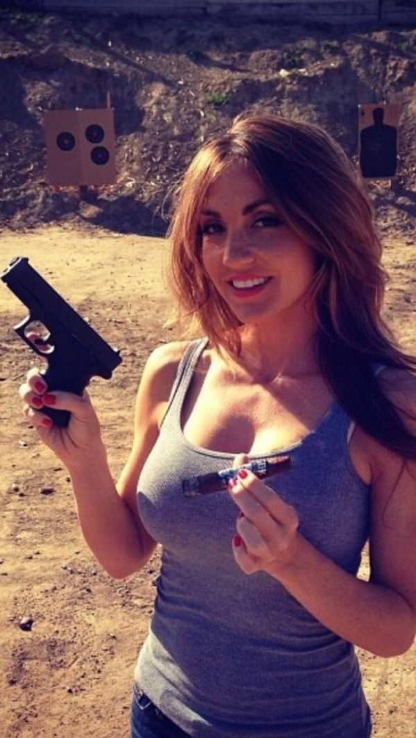 Girls With Guns (41 pics)