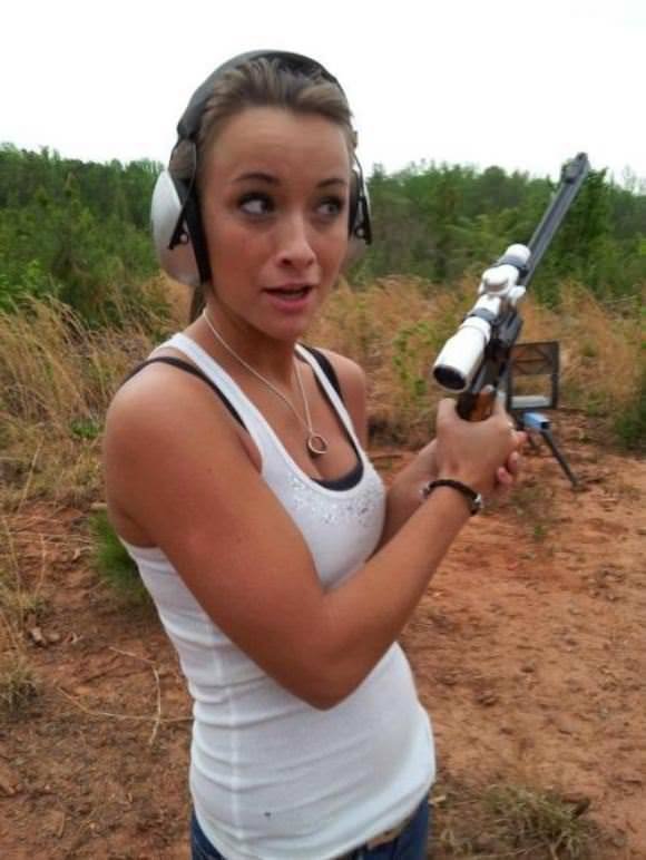 Girls With Guns (41 pics)