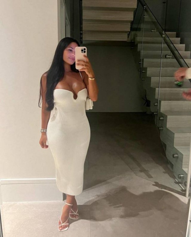 Girls In Dresses (34 pics)
