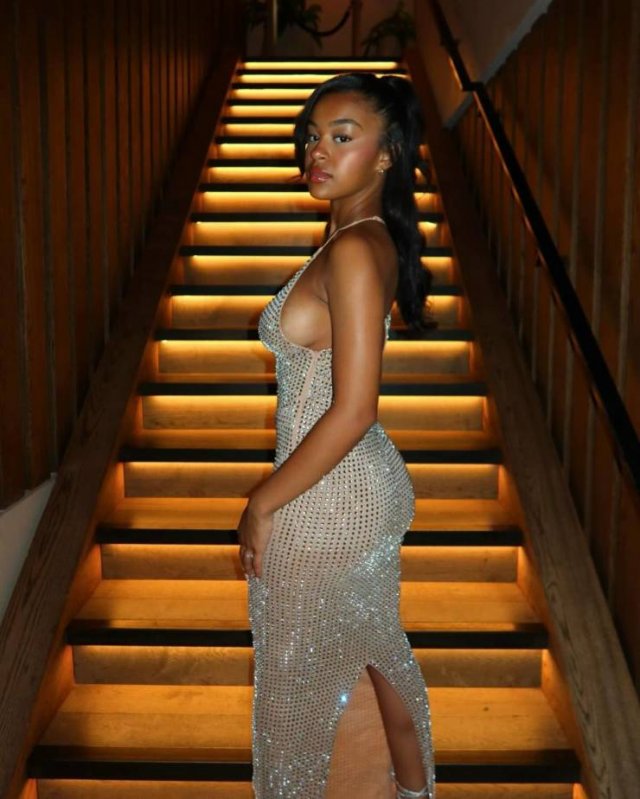 Girls In Dresses (34 pics)