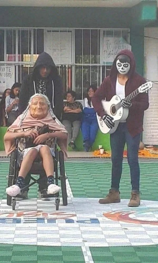 What Is Going On Here? (41 pics)