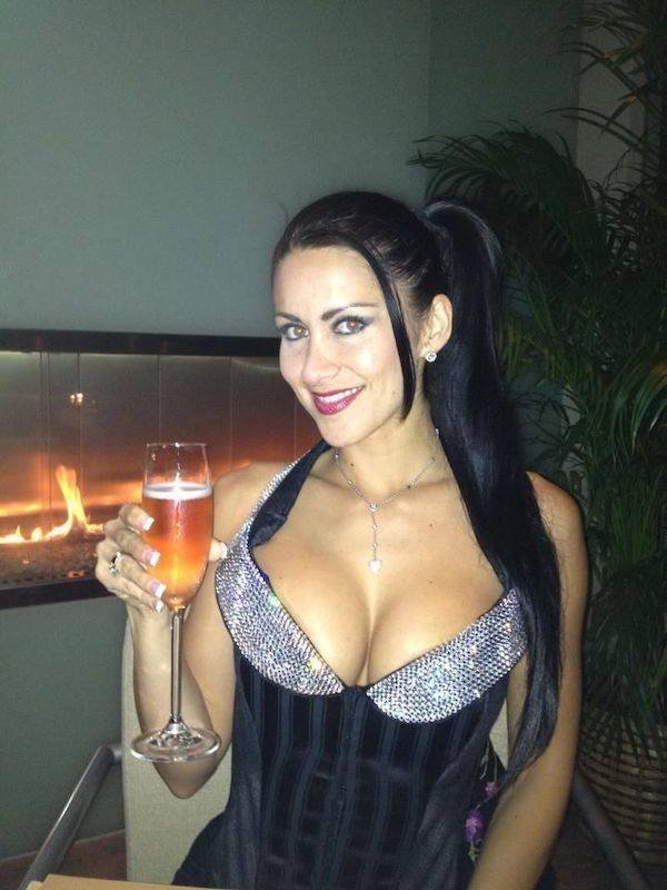 Girls And Drinks (29 pics)