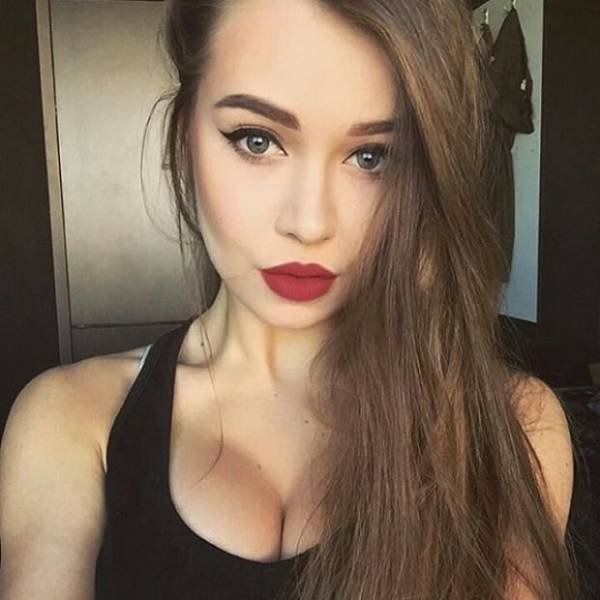 Girls With Red Lips (35 pics)